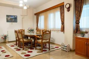 Marinas Apartment 6, Янина