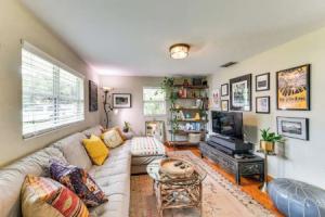 < 3 Mi to Dtwn: Pet-friendly Sarasota Stay w/ Yard, Сарасота