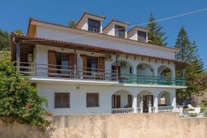 Vallia's Apartments, Аргаси