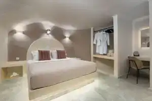 Litheos Santorini, Фиростефани