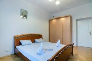 Three Bedrooms Apartment, Doroshenka ,57, Львов