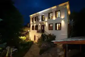 Archontiko Polyzos 12 Freza, Портария