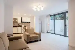 Comfy Flat w Patio 3 min to Beach in Bodrum, Бодрум