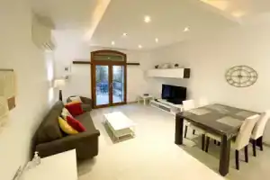 Peaceful Home With hot tub and 2 Communal Pools, Айнсилем