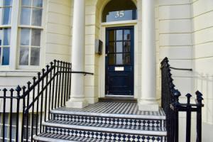 2 Bedroom Apartment in Brighton With sea View Sleeps 3, Брайтон