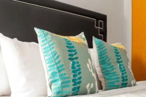 TWO Urban 2BR 2BA Apartments by CozySuites, Индианаполис