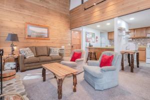 New Listing! Downtown Condo w/ Fireplace & Pool condo, Маммот-Лейкс