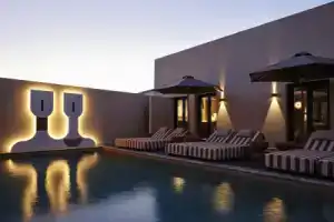 Hotel «Marinero», Науса