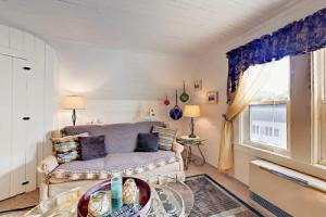 Romantic Crowâ€™s Nest Hideaway 1 Bedroom Apts, Бутбей-Харбор