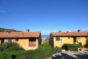Large Apartment With sea Views in a Spacious Garden With a Shared Pool, Порто-Санто-Стефано