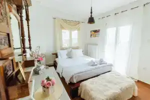 Akadimia Luxury Apartment, Митилини