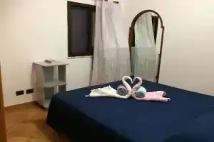 Bilocale con terrazzino lavatoio, Чефалу