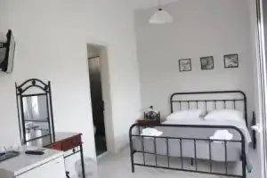 Hotel «Delfini», Адамас