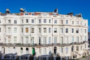 Spacious 1 Bedroom Apartment in Brighton Beside the Sea, Брайтон