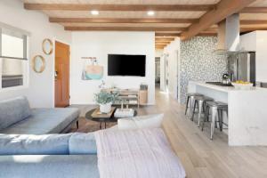 Mission Point 2 by Avantstay Mission Beach Home w/ Large Balcony Steps to Beach!, Сан-Диего