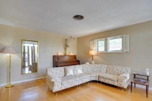 Charming Mid-century House - Just Steps to Lake!, Лейклэнд