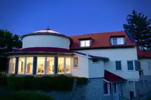 Guest House Atrium Vendégház, Орфю