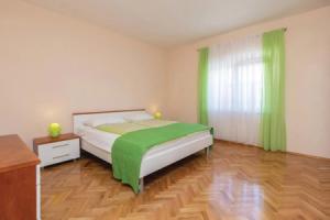Amazing Apartment in Zadar With 2 Bedrooms and Wifi, Задар