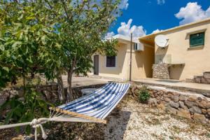 Nice Home in Cesarica With Wifi and 2 Bedrooms, Cesarica