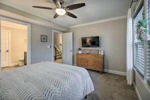 Downtown Fredericksburg Home w/ Large Patio!, Фредериксбург