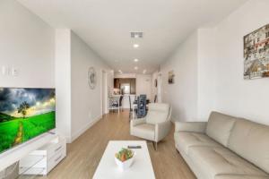 Stylish 2BR Near Dodgers Stadium by Oneluxstay, Лос-Анджелес