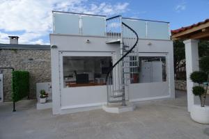 House Tihomir, Ražanj