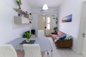 Seaside Cosy Maisonette- 2 mins from sea, Марсаскала