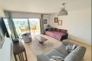 Spacieux F2 climatisé vue mer, piscine et parking, Антиб