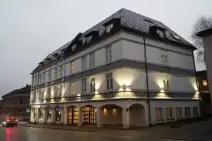 Henriks Hotell, Шиен