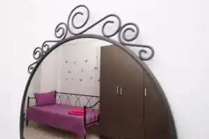 Chaideutos House, Полихроно