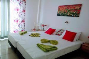 Meletis Studios, Парикия