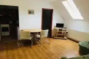 Credo Apartmanház, Орфю