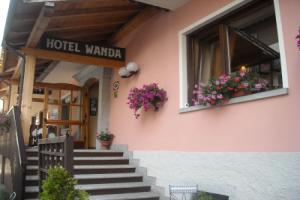 Hotel «Wanda», Пинцоло