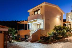 Villa Armonia - Beachfront Majestic Retreat, Петалидион