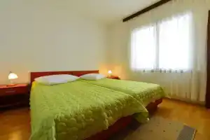 Tidy house with a microwave, 6 km. from the beautiful Trogir, Сегет Враница