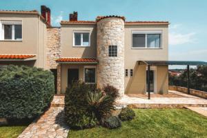 Chloe Apartments by QR booking, Неа-Муданья