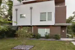 Modern 8bed/4ba Home w/ Roof Deck & Grill by Domio, Нэшвилл