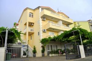 Ivi - big parking and courtyard - SA5(2+2), Макарска