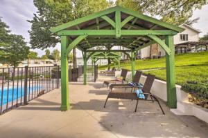 Steps to Branson Landing: Cozy Downtown Cottage!, Брэнсон