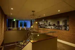 Hotel «Arrows», Уден