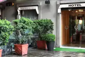 Le Petit Hotel, Турин