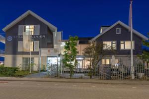 Modern hotel suite, a stone's throw from the sea on Texel, Де Коог