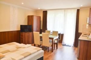 Média Panzió és Apartmanház, Хайдусобосло
