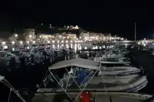 Petra Marina Suite, Пишотта