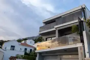 Apartment 1911, Брела