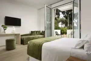 The Sense Experience Resort, Фоллоника