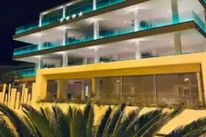 Europa Hotel, Васто