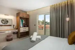 JnS Premium Stay, Фалираки