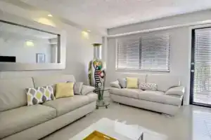 Golden Isles 509 in Hallandale Beach, Голливуд