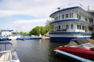 Яхт-клуб «Элит Кроус», Пирогово